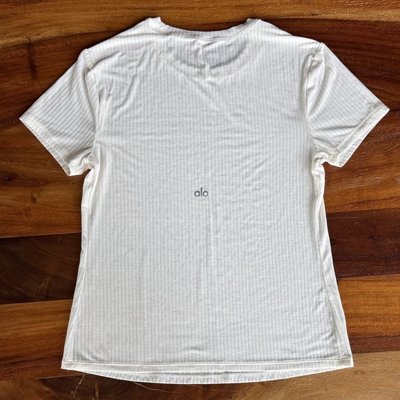 Alo Yoga Ribbed Sea Coast Tee (Ivory) - Picture 4 of 7